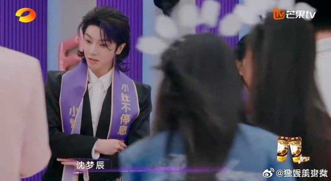 何炅要为这件T恤办个演唱会何炅又神接梗了，居然要给一件T恤办演唱会，好好求T恤原