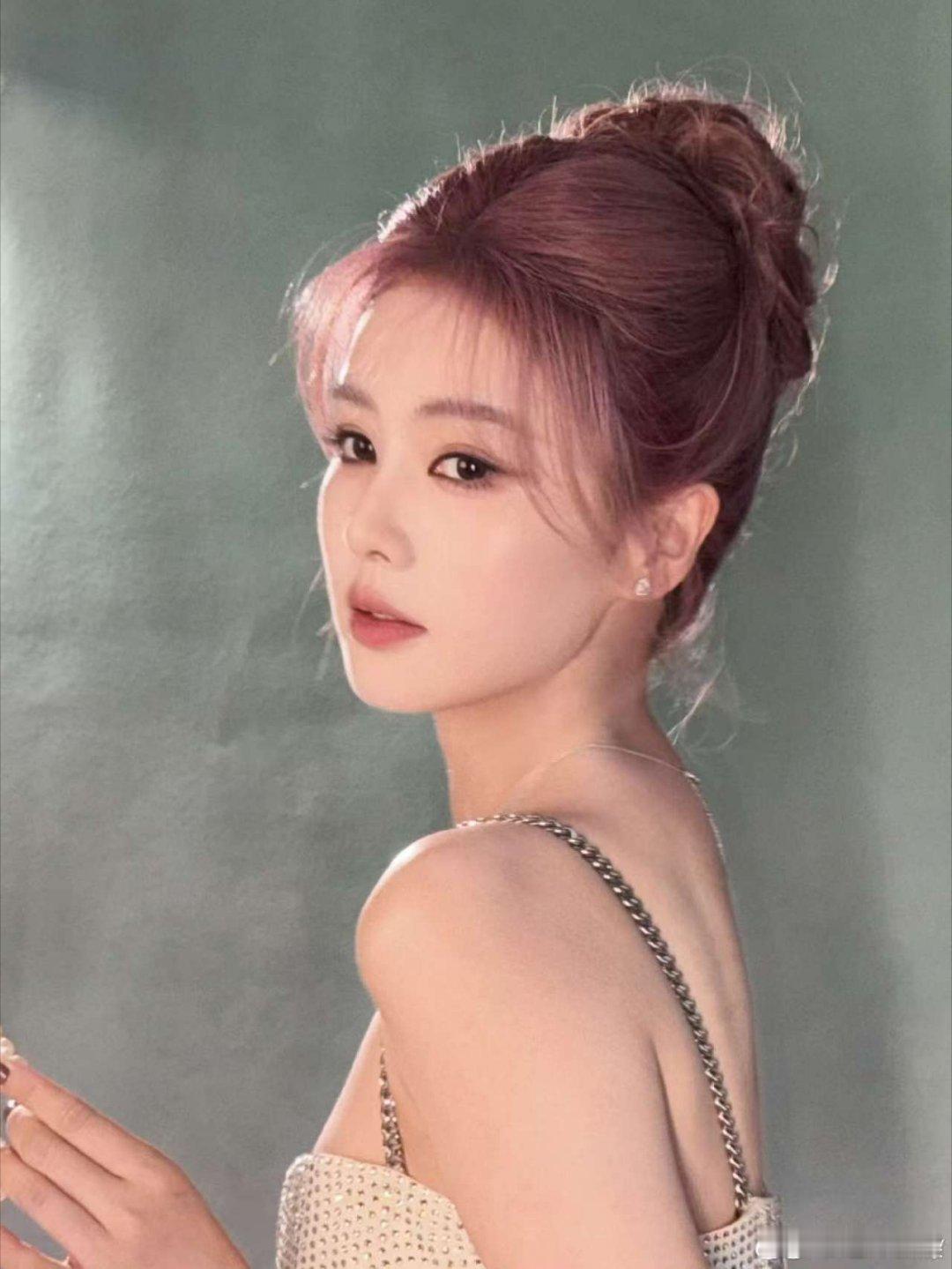 杨单给白鹿化的清冷高智妆杨单为白鹿化的清冷高智妆杨单为白鹿化的清冷高智妆，好看，