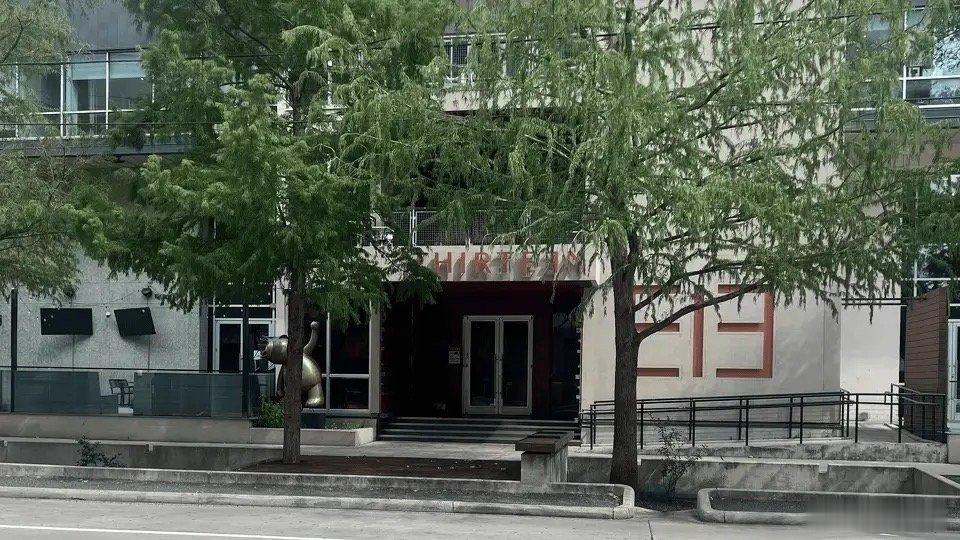 据《休斯顿纪事报》报道，哈登的母亲被卷入一起诉讼案中，原因是她未支付位于市中心的