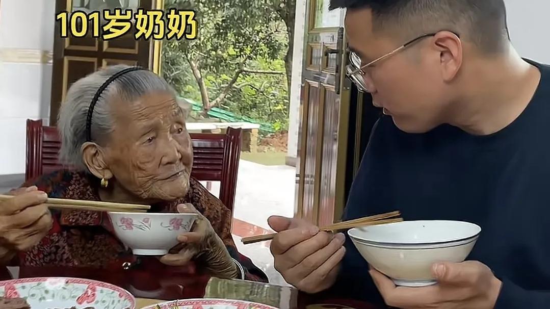 家人们，今天必须跟你们唠唠我奶奶这绝了的人情世故！就吃饭那会，奶奶突然皱着眉头，