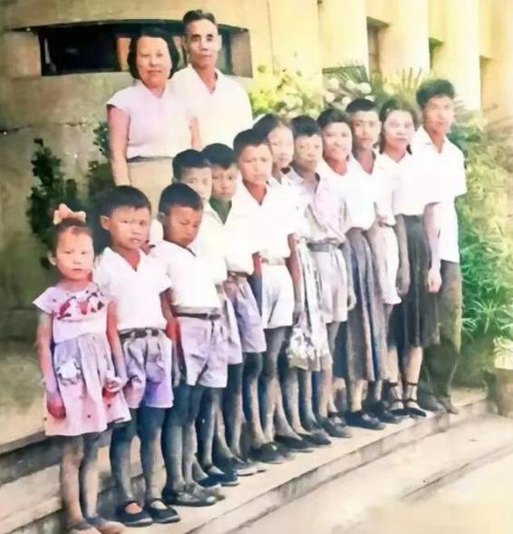 开国中将吴信泉和妻子俞惠如，15年里每隔一年半就生一个孩子，就算是在打仗，12个