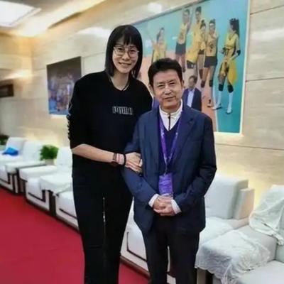 陈忠和的妻子因背包带勾住了火车车门，瞬间卷入车轮之下。在妻子葬礼上，他抱着年幼的