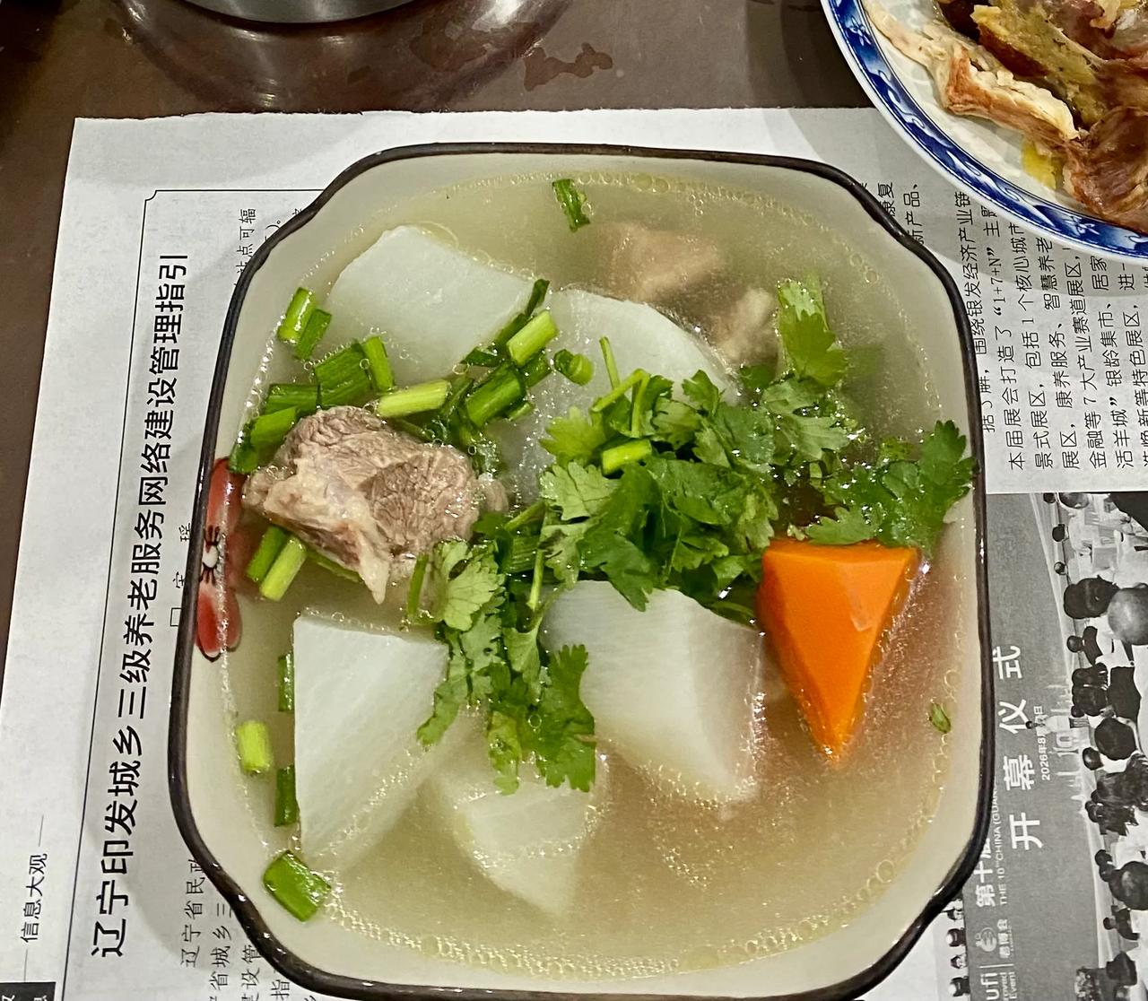 真巧了，昨天晚上我也做的牛腩萝卜汤。
    前天上午，我在大连西南路熟食品批发