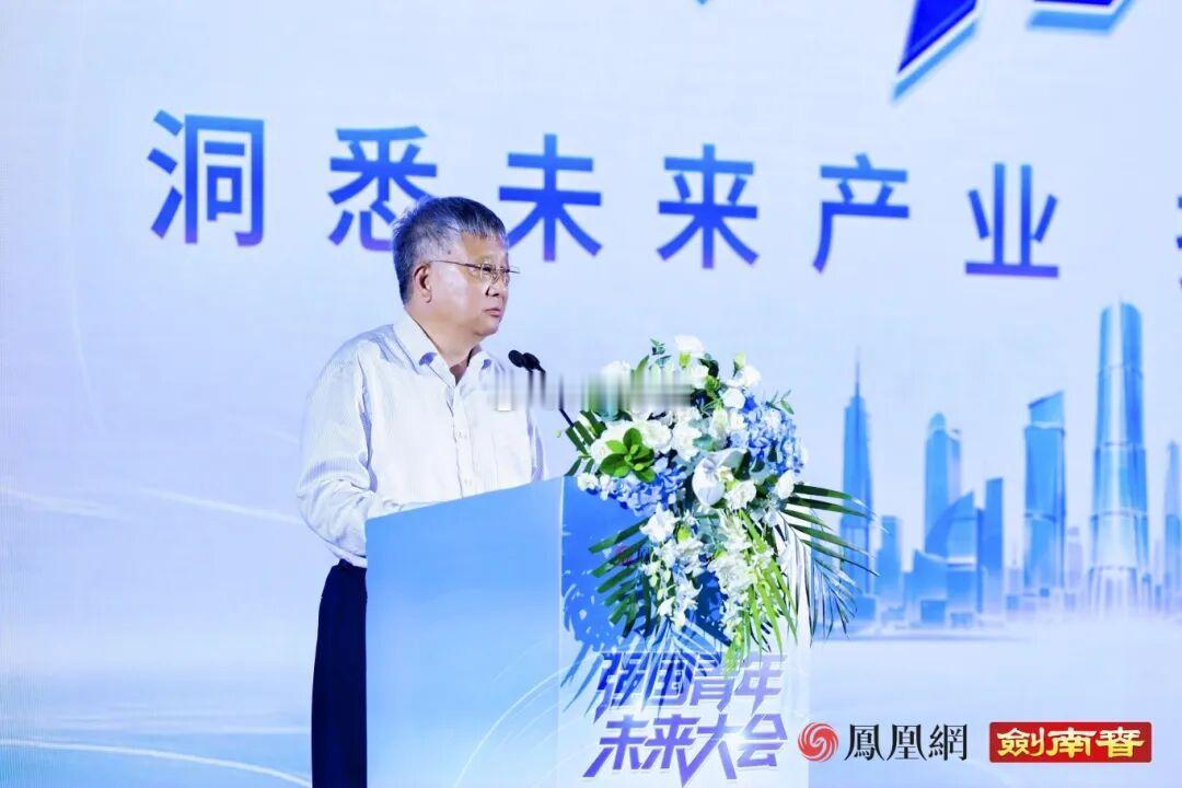 我还记得自己拆录取通知书那天，我爸假装在看电视，遥控器拿反了都不知道。我妈站在旁