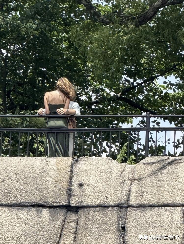 今天一位女同事和我们闲聊，说她还在读研的儿子和交往2年的女朋友分手了。起因是女生