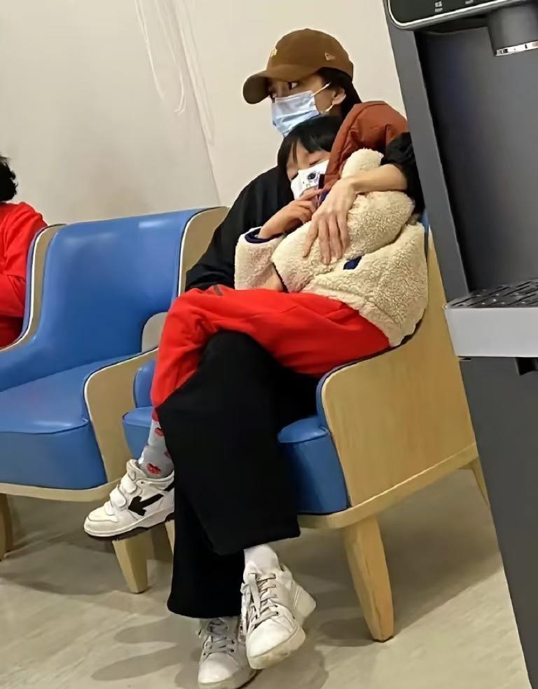 之前Angelababy被拍到深夜带小海绵看急诊
为了让儿子舒服点，baby翘着
