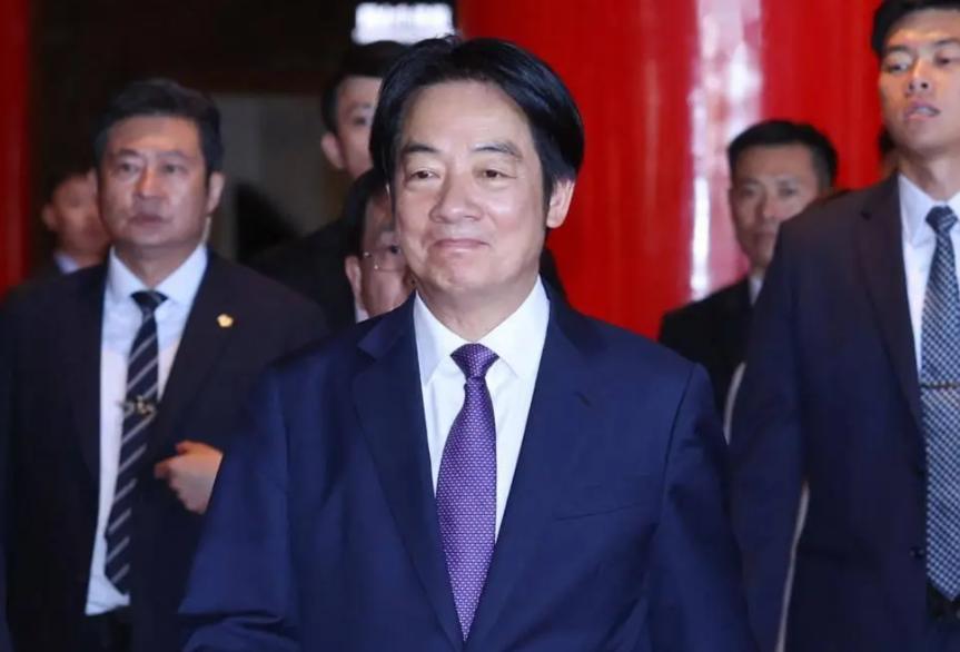 赖清德开始不相信美国能保护台湾，正与幕僚团队琢磨如何与大陆谈判，以达成既避免战争