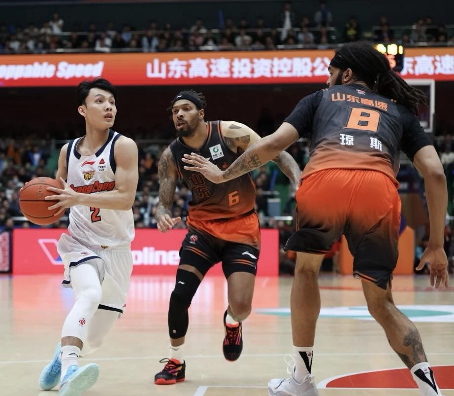 杜锋下课声还会持续—由于萨姆纳和萨林杰的缺阵，广东宏远持球攻坚与护框实力受损。上