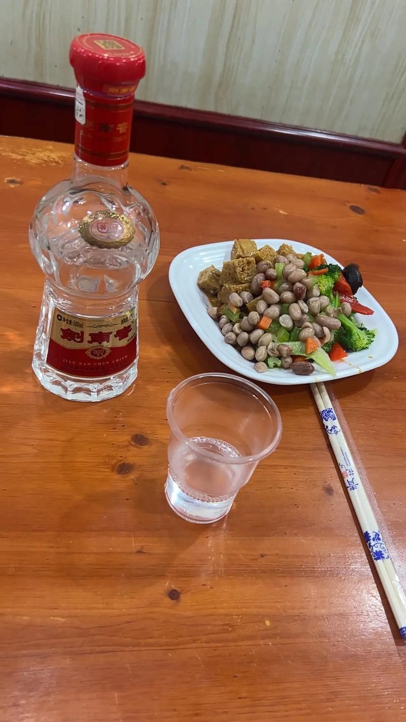 我见过不少爱喝酒的人，在我们老家村里，男人个个都喝酒。他们喝酒，不只是为了享受，