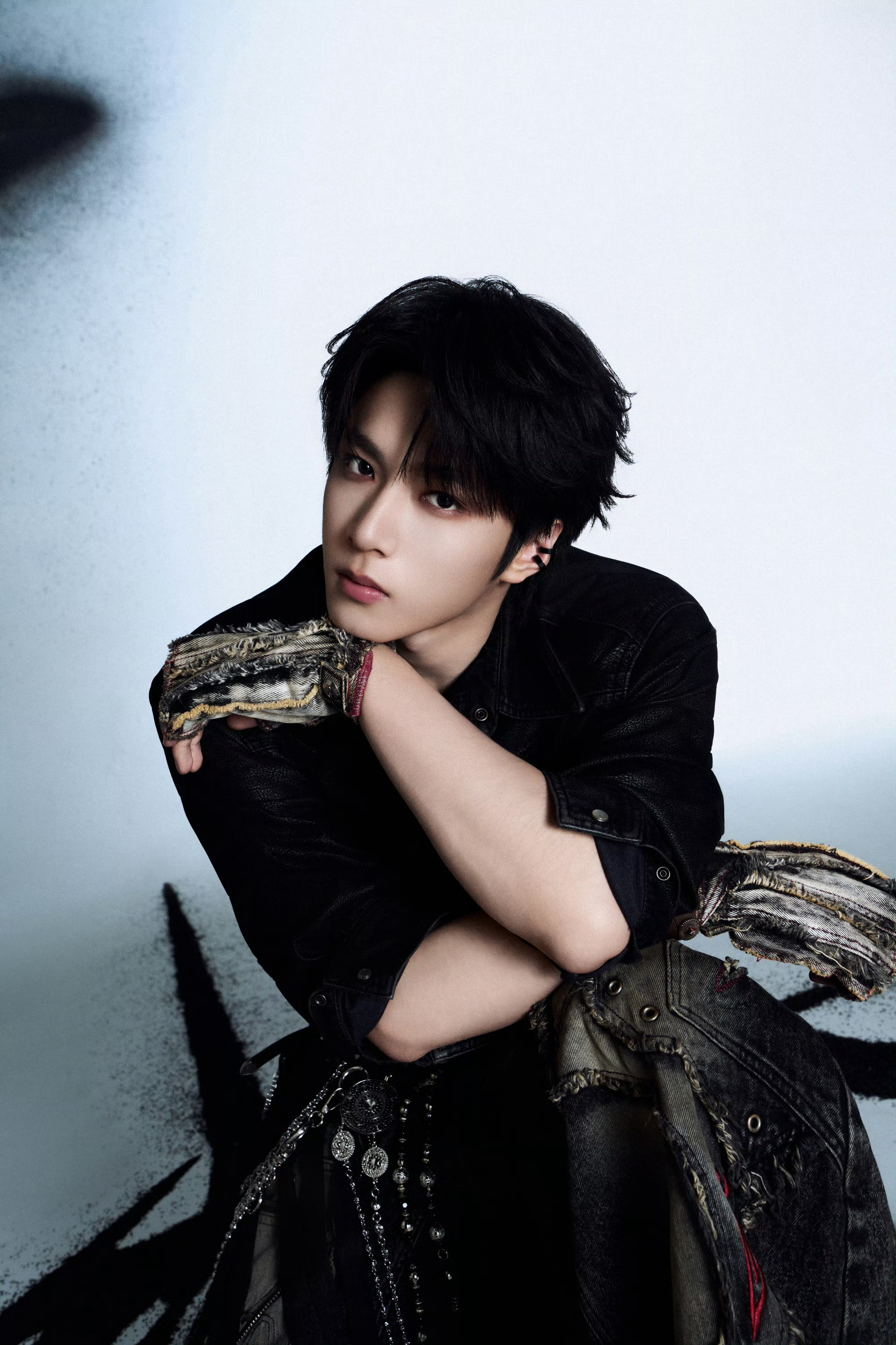 刘耀文成男味 刘耀文《刺》单人大片全黑look+耳骨环，成男味好足好完美的脸型刘