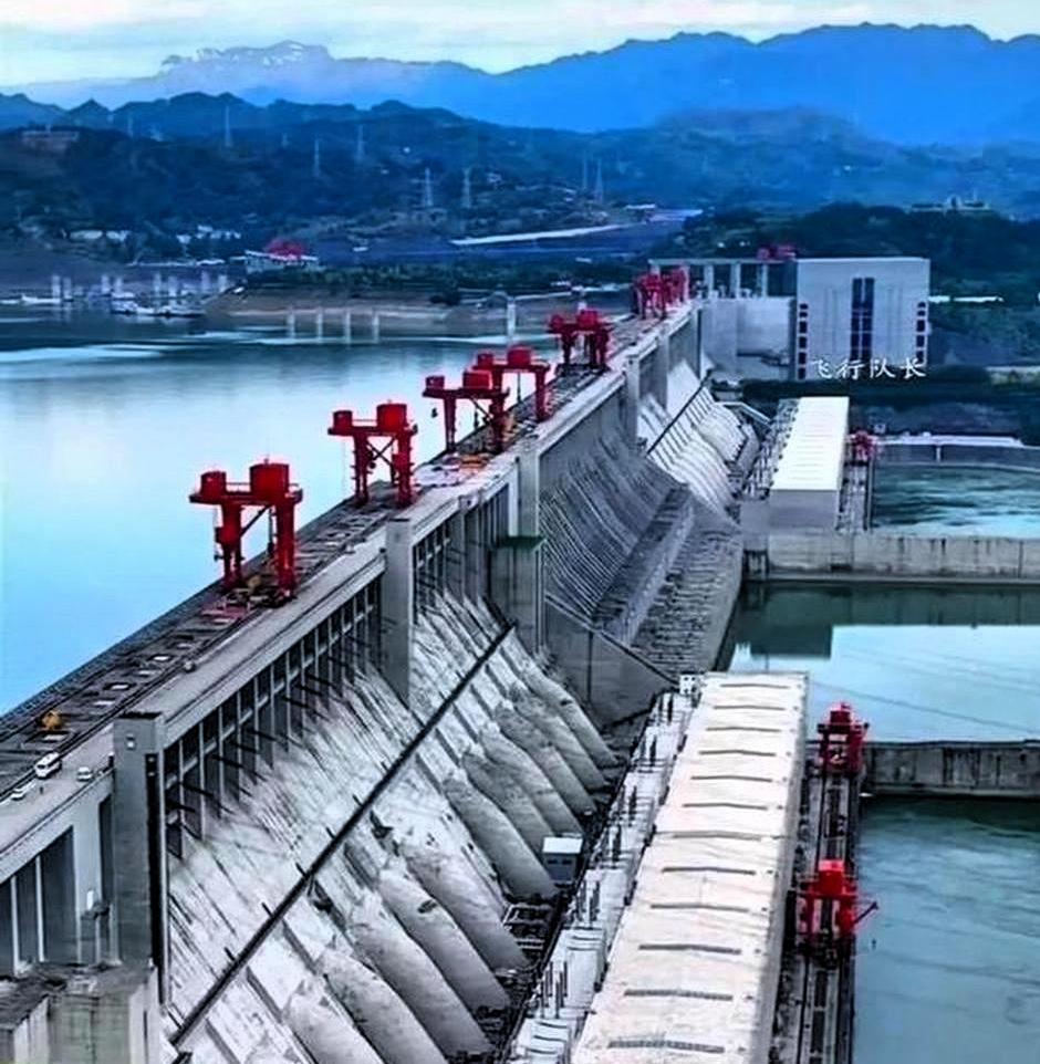 [酸]起初，三峡大坝原本打算建150米高，水库最远能淹到四川长寿县。后来，重庆市