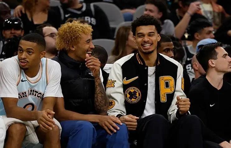 队安！马刺20分逆转战胜爵士取2连胜，文班亚马缺席后2胜1负今日NBA常规赛马刺