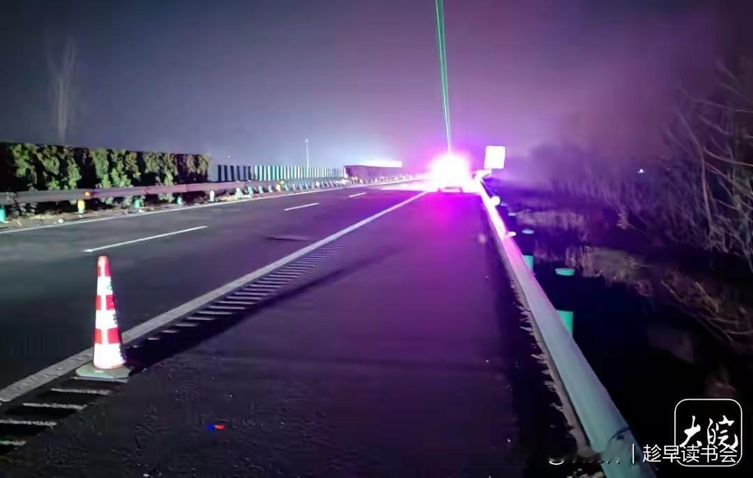 一家五口驾驶新能源汽车在高速上电量耗尽，车辆断电自动上锁，被困车内。警方救援发现