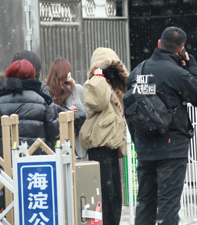 白鹿2026央视春晚联排白鹿现身春晚联排 恭喜白鹿连续两年跻身春晚阵容！联排现场