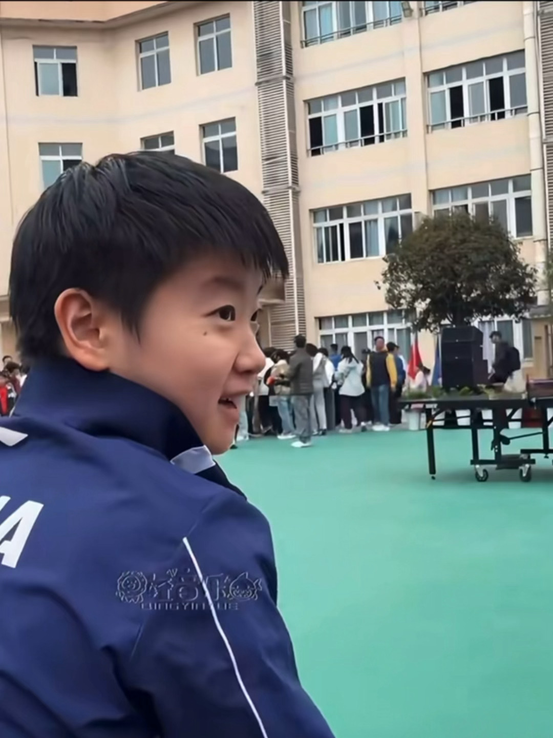 看你甜甜的笑容听你脆脆的声音就好开心“你拉你拉 你拍你拍你拍”谁能不喜欢跟小猫玩