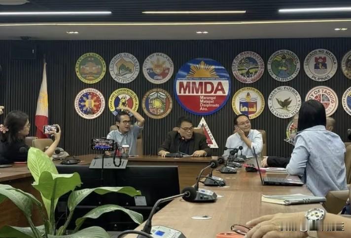 菲律宾公共工程部长文斯·迪松周三表示，马尼拉的乙沙大道修复工程将于圣诞夜启动。