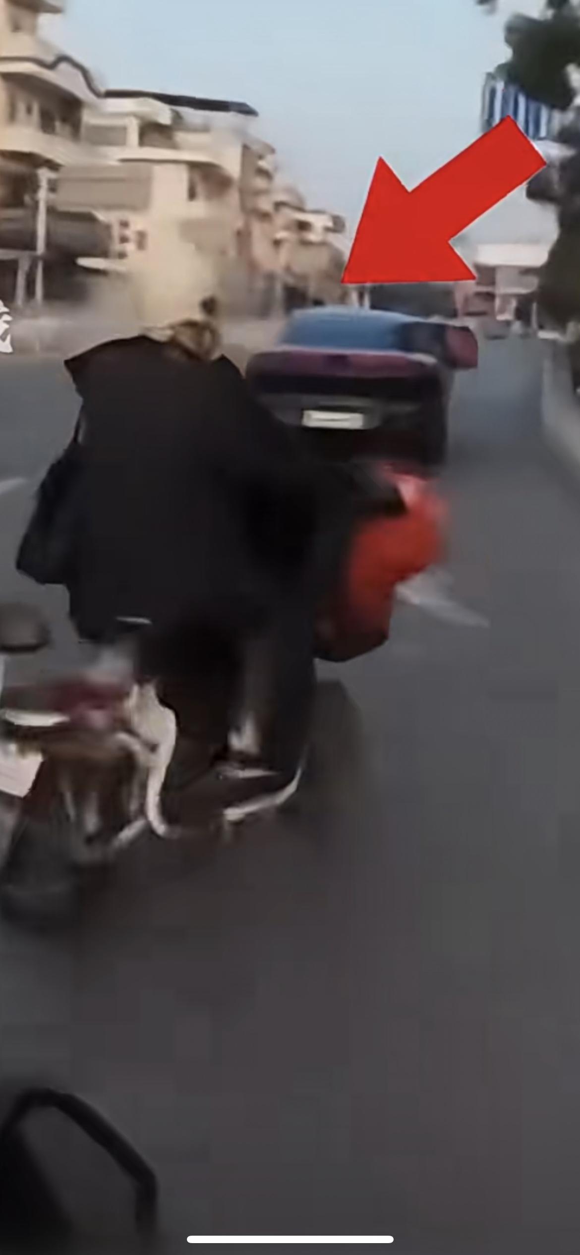 1月8日湖北，男子骑摩托车路口与阿姨相撞，阿姨摔倒质问男子为什么不看路，男子称有