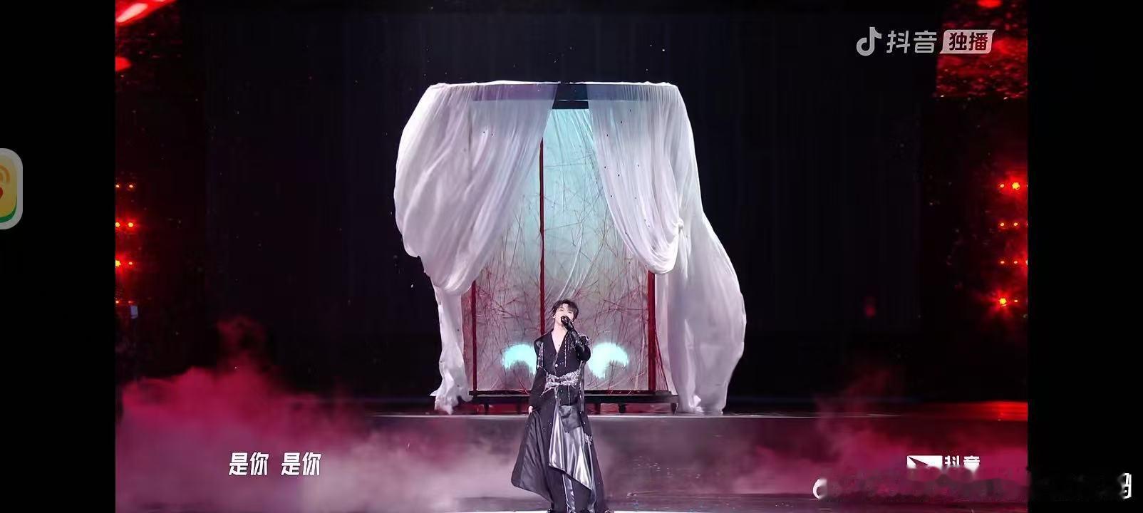 马嘉祺solo 真的被现场双向奔赴打动，他用心开唱，台下默默汇成一片紫海 