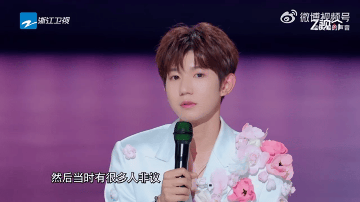 王源想要抱抱父母天赐的声音 看得我心软软[泪]王源在《天赐的声音6》舞台上聊到少