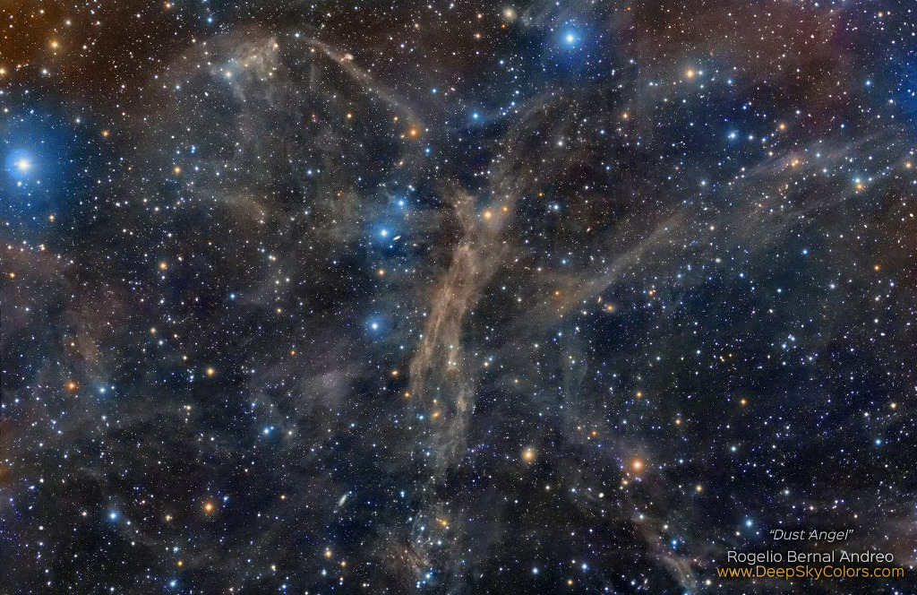 #每天一天文图# 分布在银河上的繁星加总起来的星光，受到这些位在我们银河系盘面上