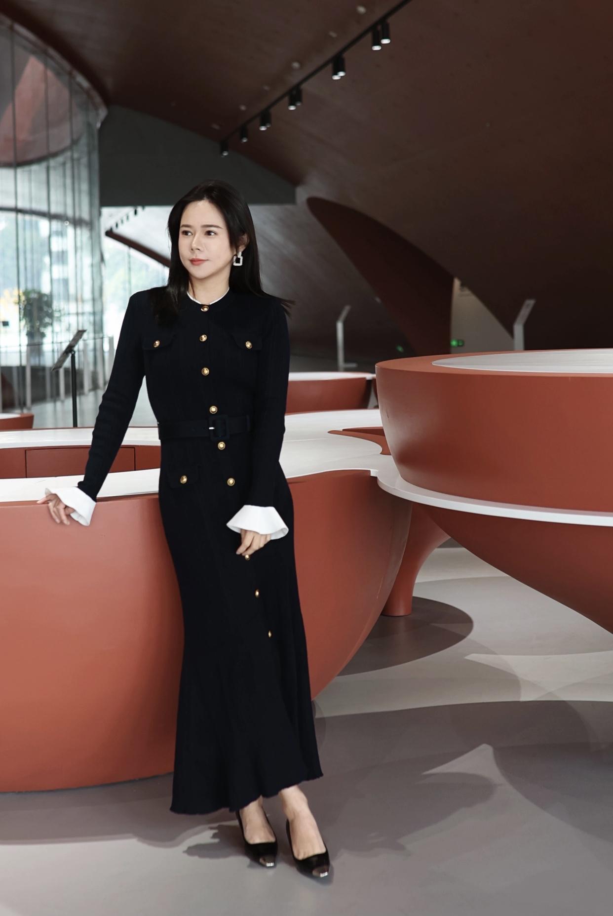 好服装搭配美女会心动吗？简约风格往往更显气质。