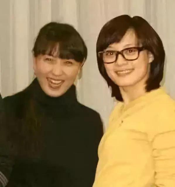 闫学晶笑得灿烂，孙俪笑得优雅。孙俪是个睿智的女人，事业家庭都经营得很好，拥有大脑