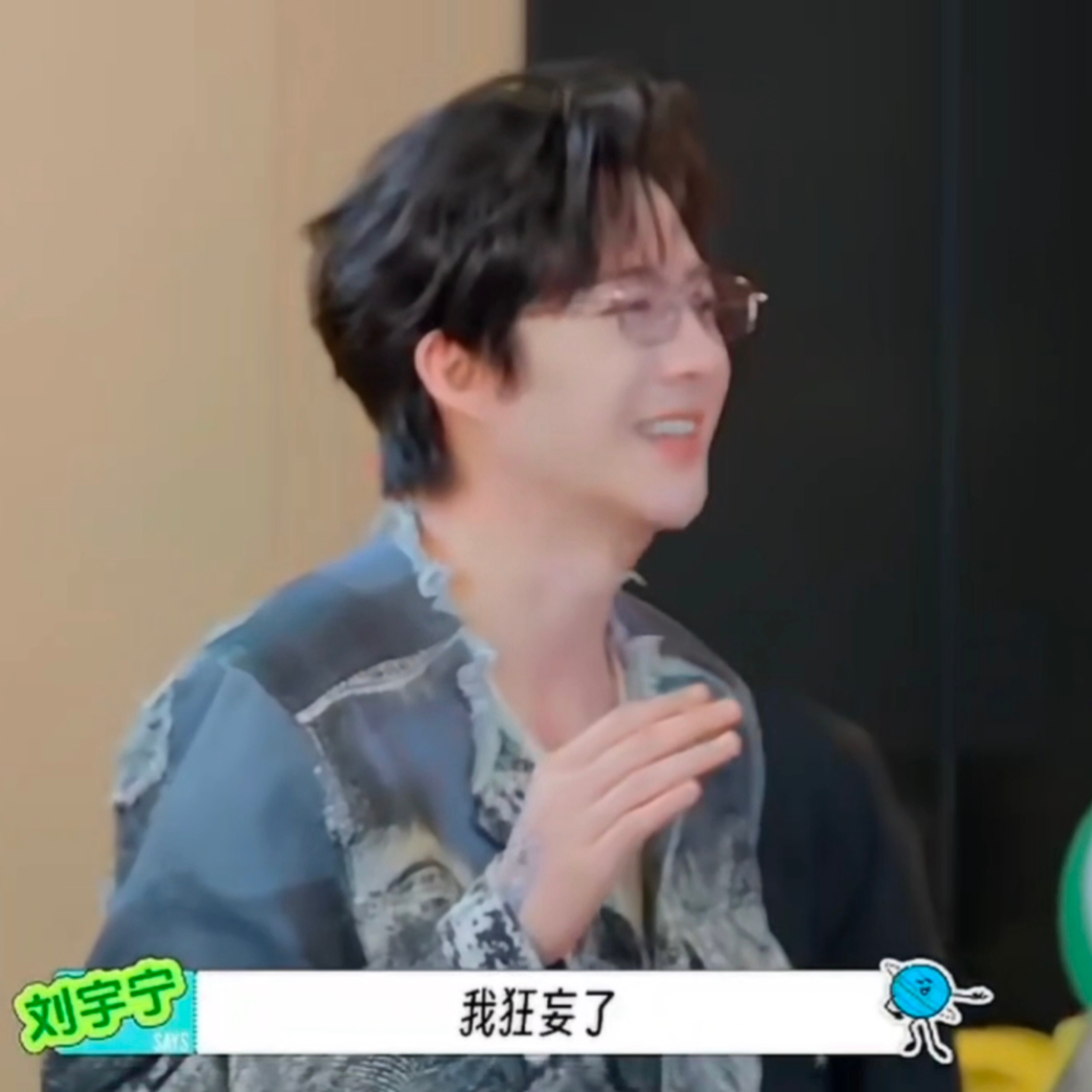 这优美的侧脸曲线和锋利的下颌线