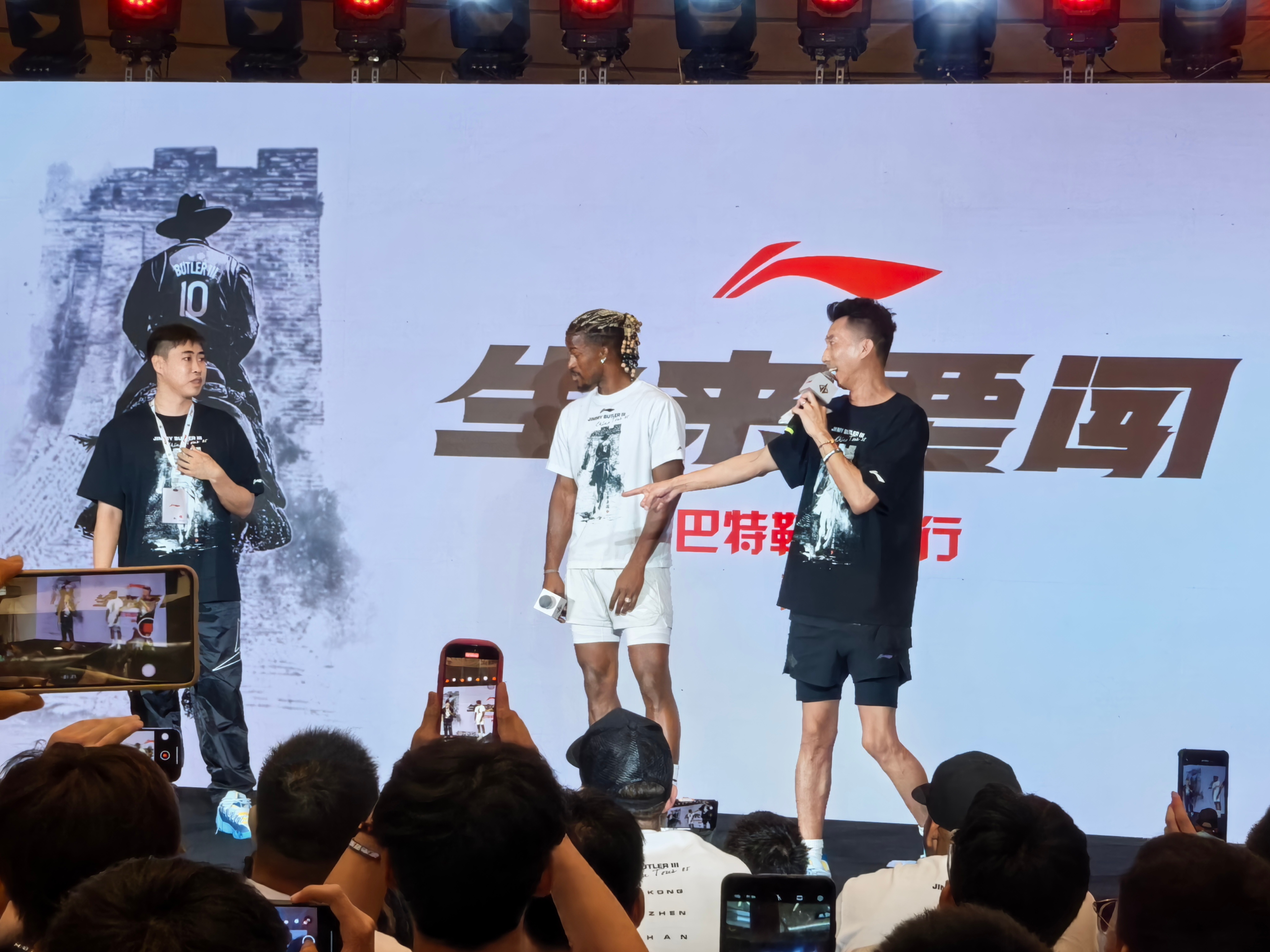 巴特勒中国行青岛站-青岛万象城巴特勒与黄文祺同框‼️生来要闯李宁巴特勒中国行 ​