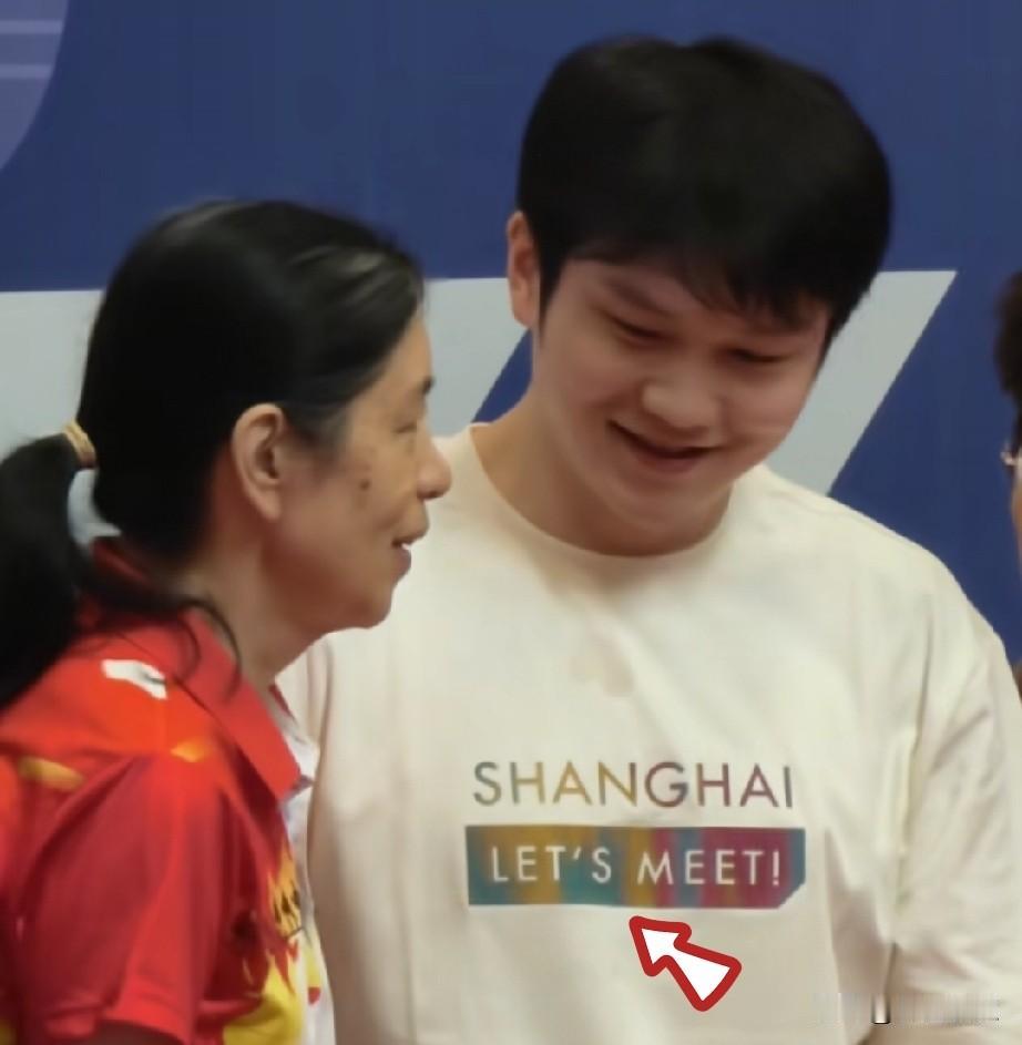 大家发现没有，东哥的t恤上印着一排英文字母，听说这件t恤，还是2023年一次博览