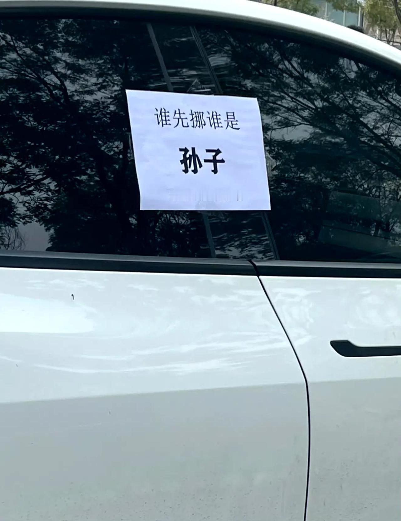 老小区的两个兄弟铆上了，目前胜负难料！