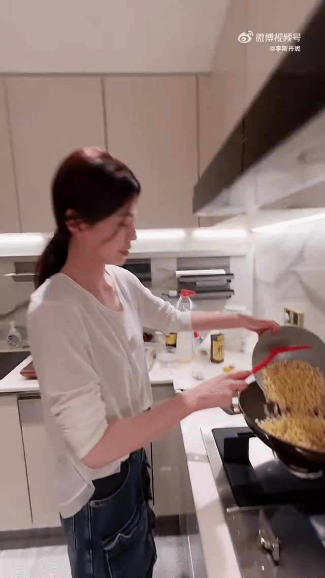 李斯丹妮去沈梦辰家蹭饭了 突然袭击的蹭饭局藏着多少真感情！沈梦辰一边做饭一边念叨