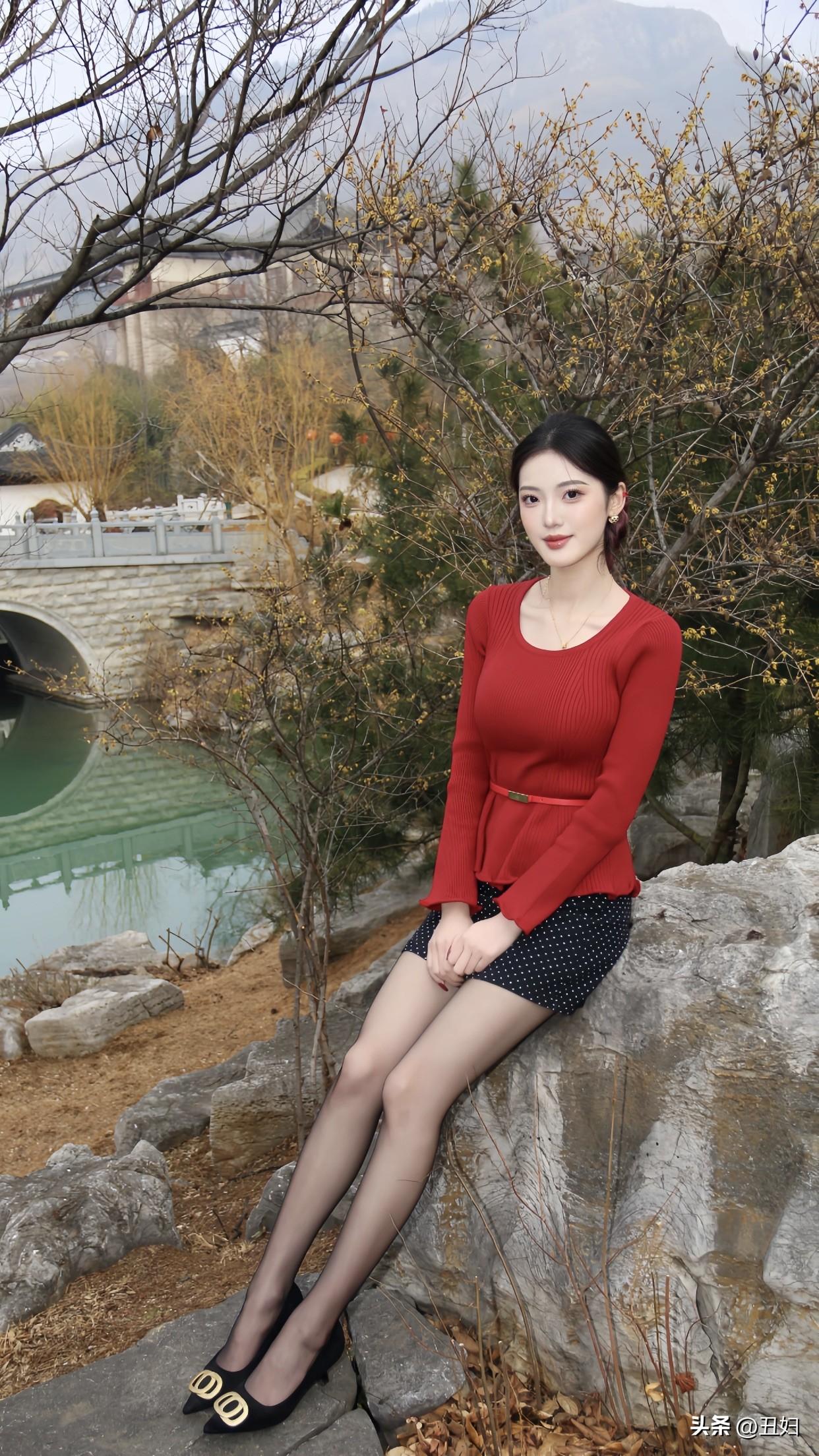 但外貌不是万能的。调查显示，职场中专业能力、工作态度和人际关系等对职业发展的影响