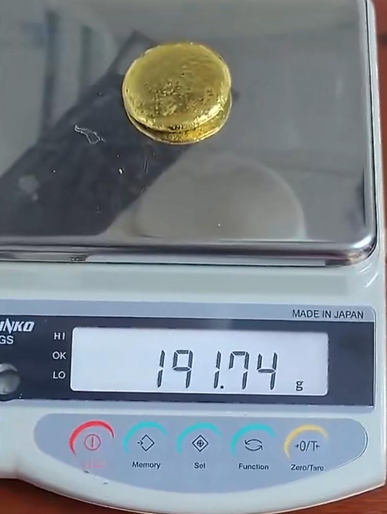 黄金价格一路猛涨，男子用SIM卡提炼出191克黄金，目前价值20万元！！！

1