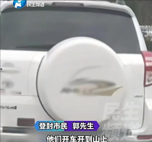 河南登封，男子发现女友上了前男友的车，开到山上，两人在车上待了一个多小时，事后女