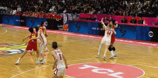 别人打球是拼数据，雷辛格洛娃是拼犯规数！7 分钟打卡下班，这离场速度比我上班摸鱼