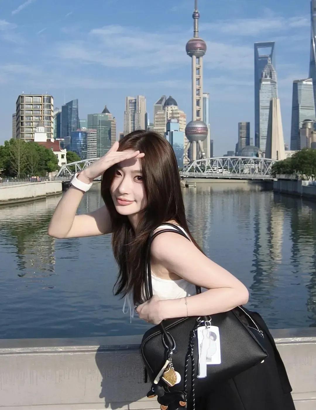 朝气阳光的美女，老气沉沉的上海
生活阳光美女