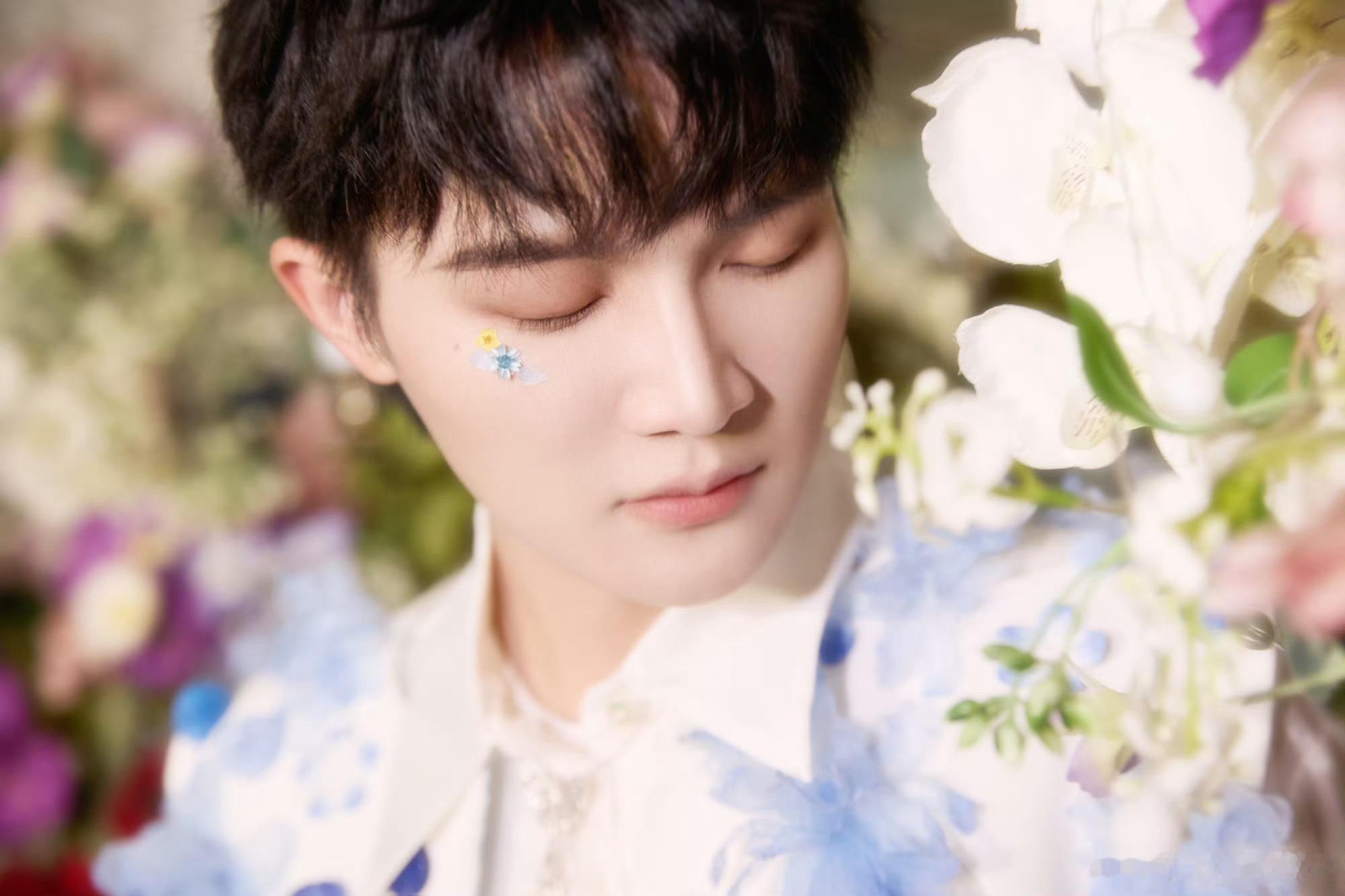 周深生日写真来啦💐花团锦簇的甜甜深深～祝周深新的一岁做更多自己喜欢的音乐作品，