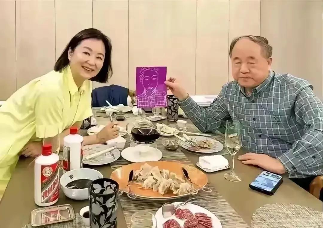 他们俩能坐在一起吃饭，一点都不让人意外！可能有人就说了，林青霞一个演员跟诺贝尔文