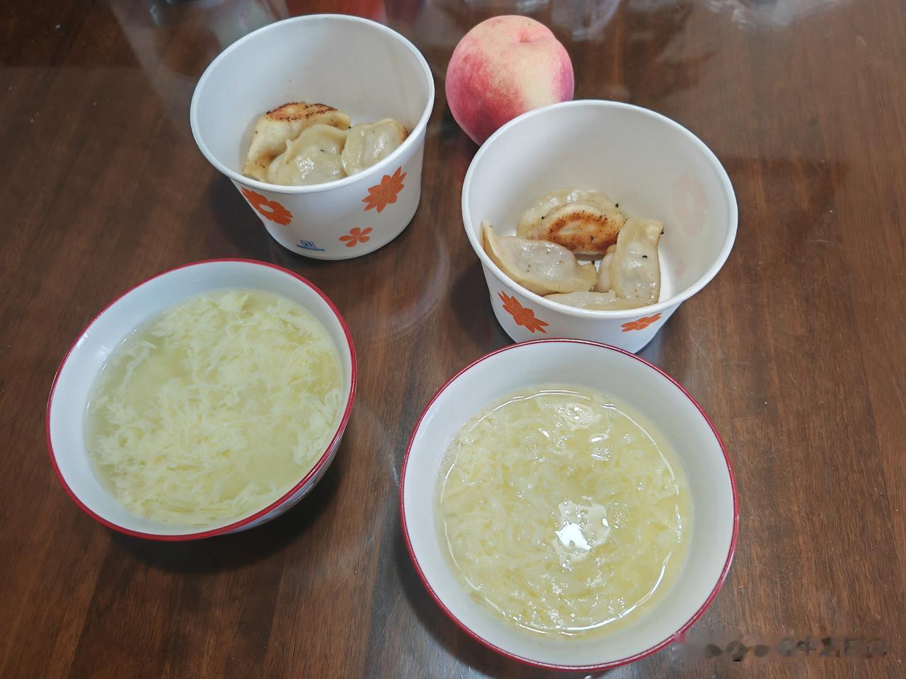早晨出去运动回家的路上，去小吃街买了两份锅贴。
（儿子和孙子都喜欢吃）

回到家