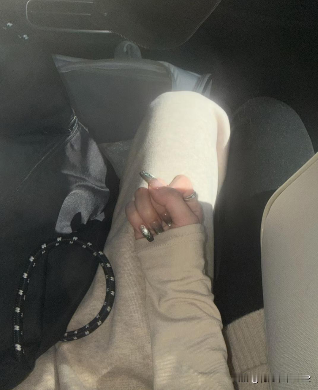 高速上塞车又想上大号让人奔溃   ！
    隐忍了半个小时最终等来了服务区，谁