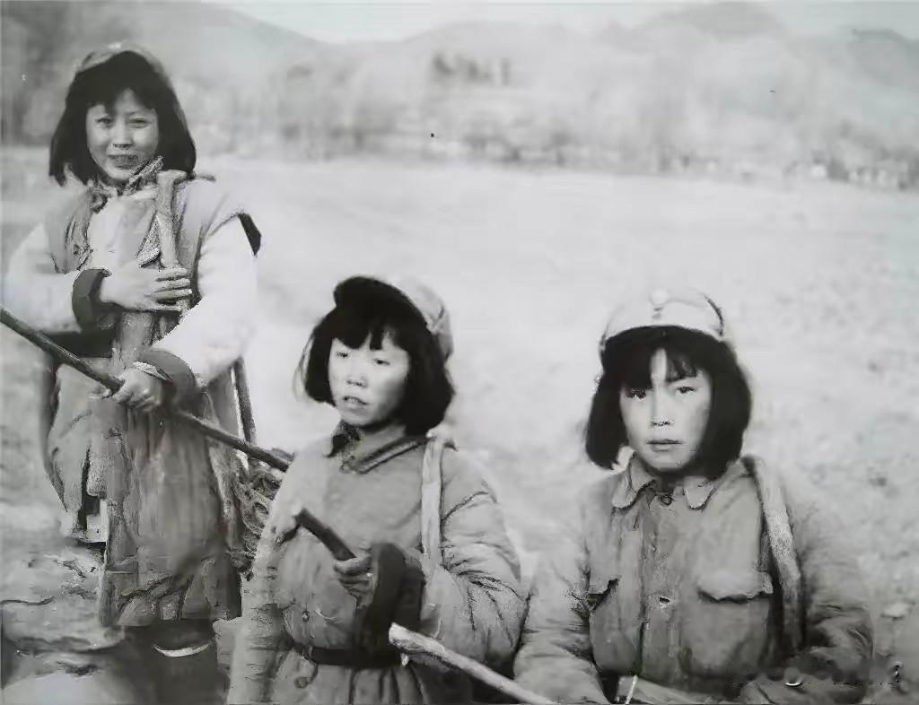 这几个年轻的女子，肩头上背的东西可不是包，而应该是过去的一种筐，这种筐一般都是用