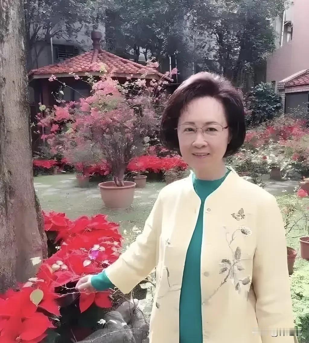 很多人把琼瑶想的太弱了，琼瑶可不是评论区一天天挣个普通工资的普通人，她有才情还能