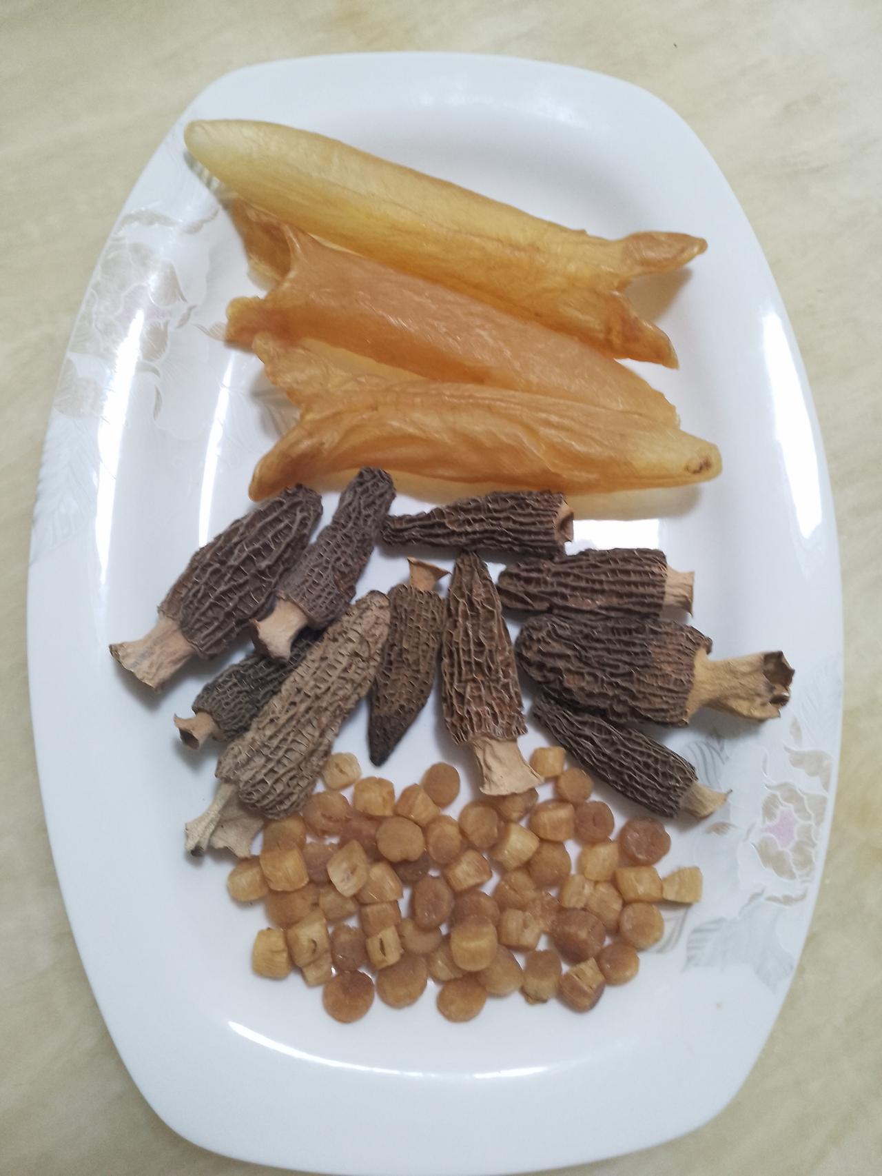 下雨天不方便出去买菜的时候，你家里有什么干货呢？我家里有羊肚菌，干贝和花胶，还有