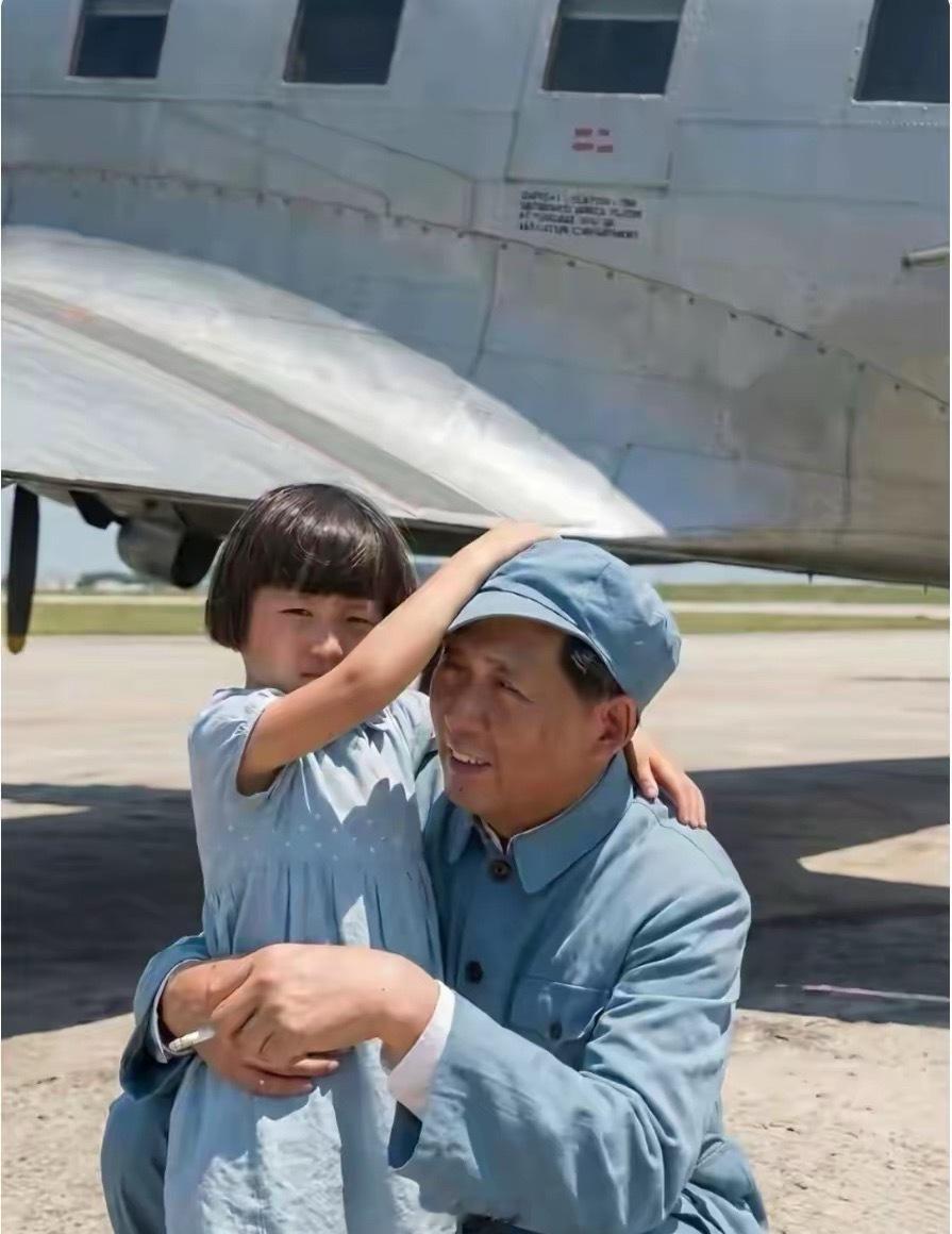 从这张珍贵的照片中，看到了一位慈祥父亲疼爱女儿的面容！也体会到了一位伟人的柔情蜜