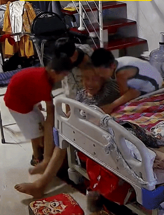 “三个小孩哥火了！”宁夏，由于大人们不在家，太姥不小心从床摔了下来，家里的三个小