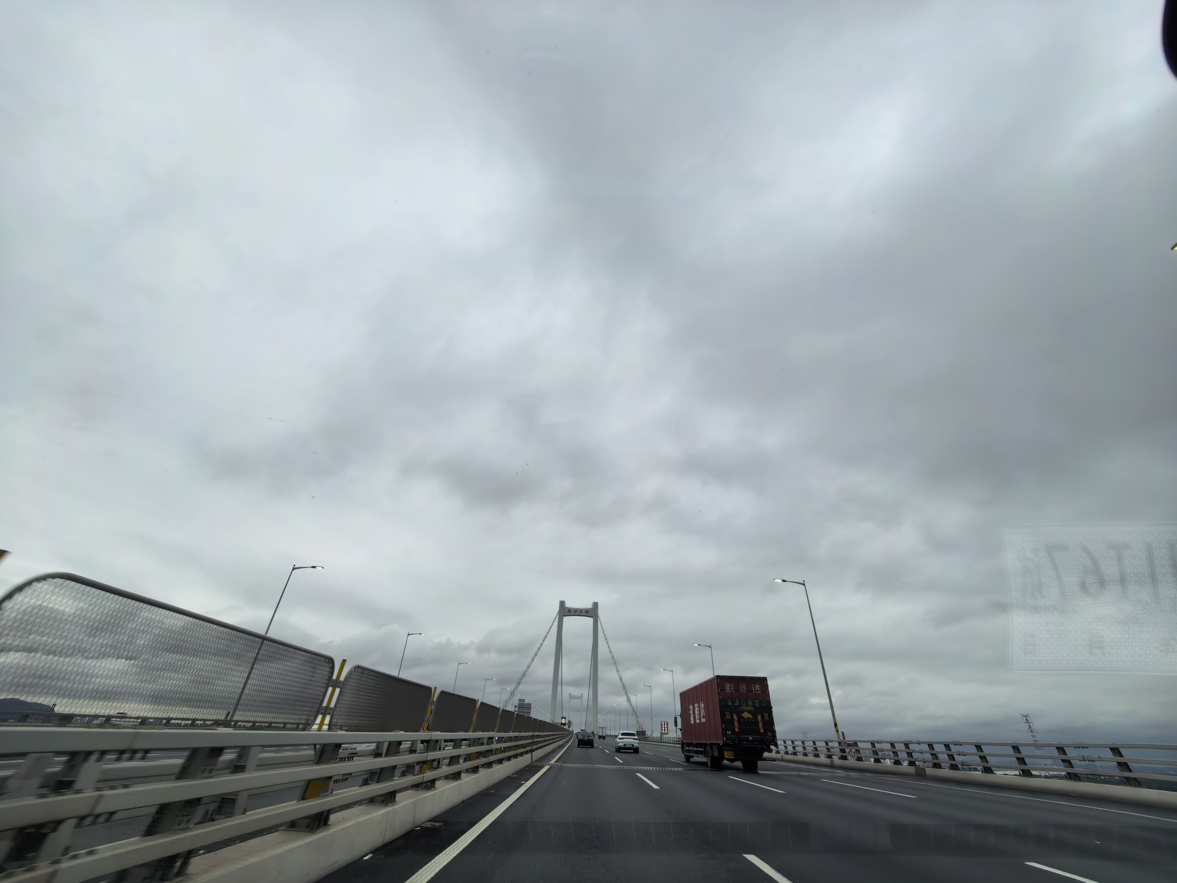 开着保密车去拍另一台保密车，广东迎来了雨季天气，一会儿下雨，一会儿阴天，湿冷湿冷