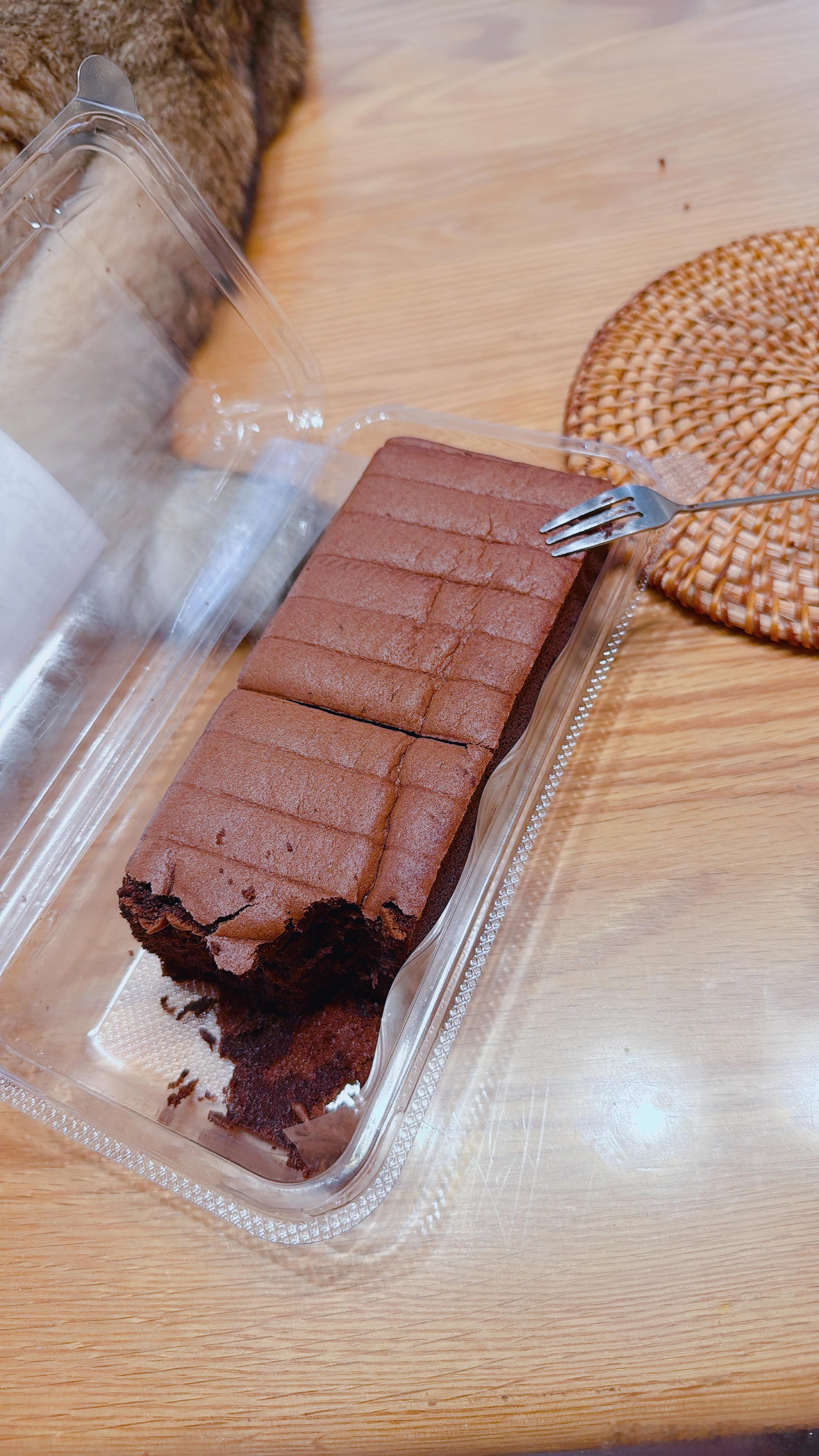 像这种乌黑的食物和茶叶渣子，掉到桌子上我都不敢捡的。谁知道捻在手里的是食物渣渣还