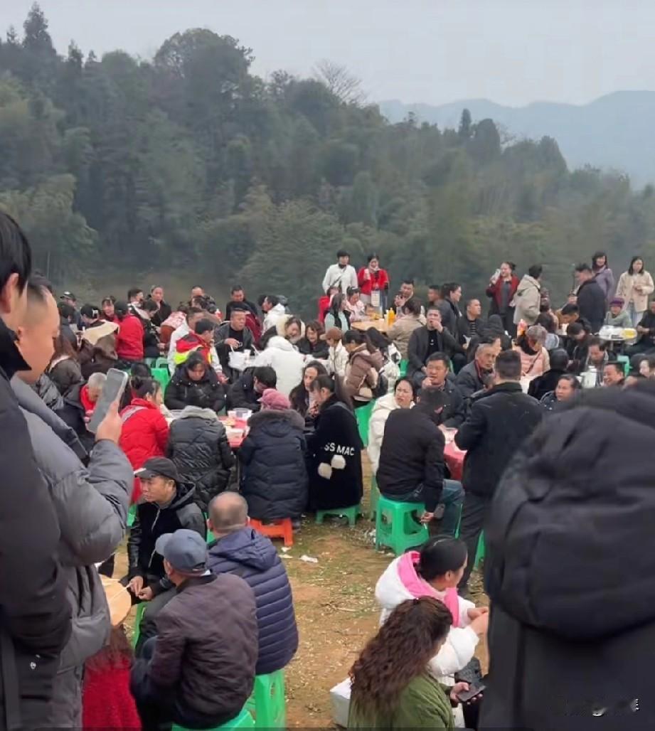 继合川呆呆妹家的刨猪汤火了之后，川渝地区就掀起了一股吃刨猪汤的热潮，其中最典型的