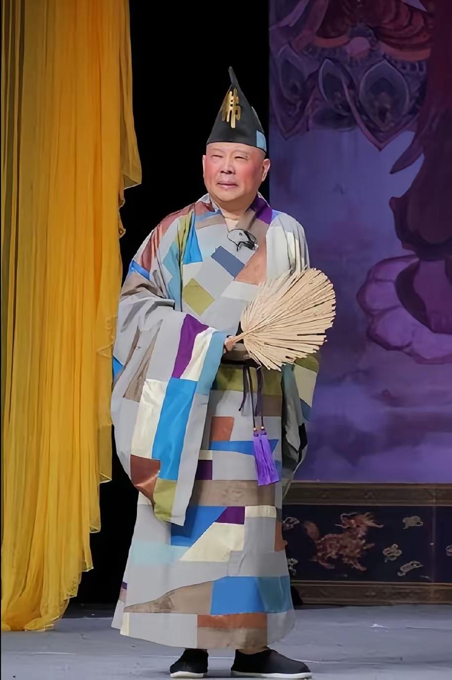 我佛心中居，
身穿百衲衣。
蒲扇手中拿，
以然剃发须。