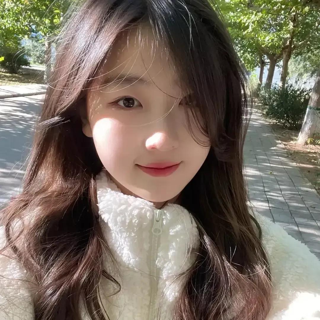 阳光下的甜美女孩，笑靥如花🌸✨少女感笑容 少女感微笑女孩 自然清新美少女 少女